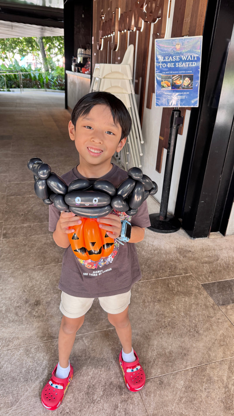 Bat and pumpkin balloon sculpting at Jimmy Monkey event in Singapore by Bloop Balloons