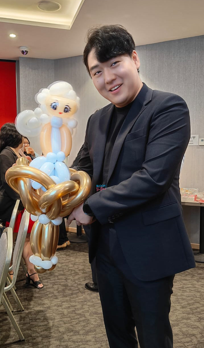 Jackson Seo oppa Elsa balloon sculpting design created by Bloop Balloons in Singapore