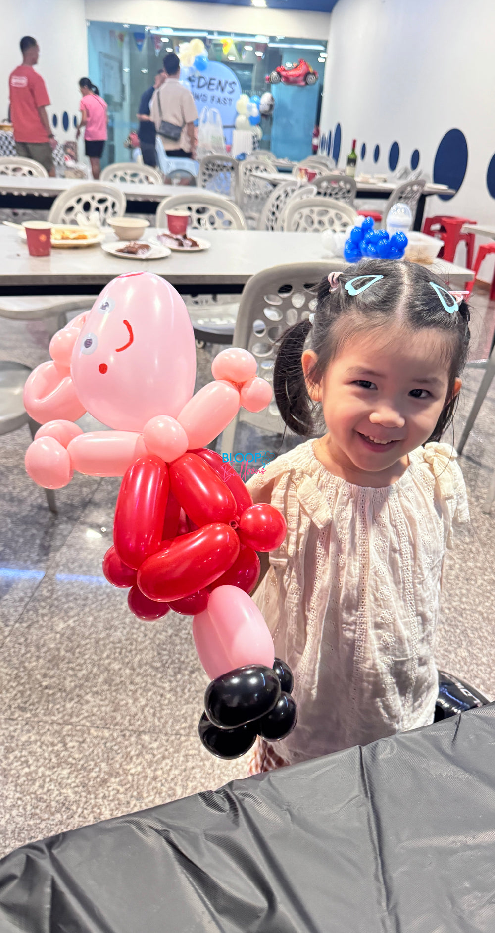 Peppa Pig balloon sculpting for kids birthday party in Singapore by Bloop Balloons