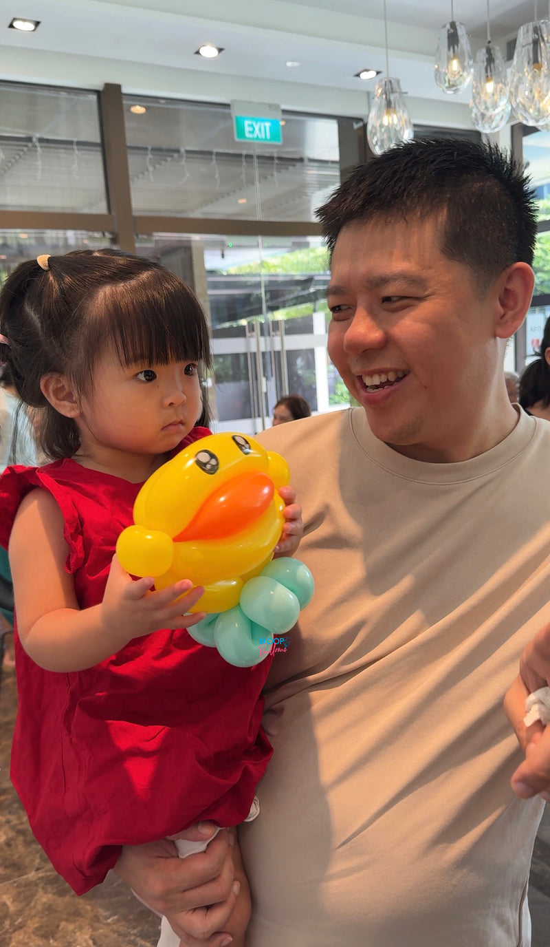 Yellow duck balloon sculpting design for kids birthday party in Singapore by Bloop Balloons